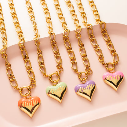 De Bold Heart ketting is een echte eyecatcher voor vrouwen die durven te kiezen. De grove schakel en het grote, gekleurde hartvormige hanger staat symbool voor lef, liefde en zelfexpressie. De ketting combineert een krachtig design met een speelse, elegante uitstraling en tilt elke outfit direct naar een hoger niveau.