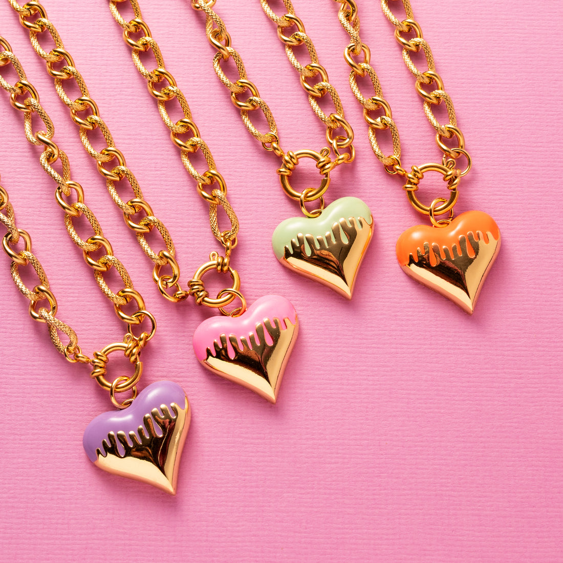 De Bold Heart ketting is een echte eyecatcher voor vrouwen die durven te kiezen. De grove schakel en het grote, gekleurde hartvormige hanger staat symbool voor lef, liefde en zelfexpressie. De ketting combineert een krachtig design met een speelse, elegante uitstraling en tilt elke outfit direct naar een hoger niveau.