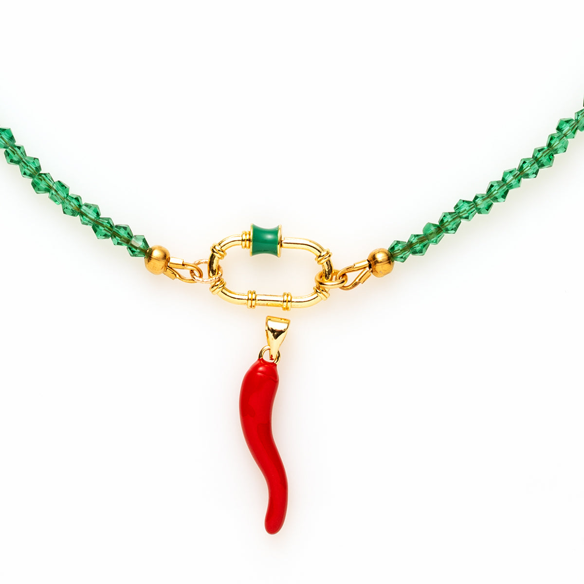 Breng kleur in je look met de Rio beaded necklace! Deze speelse en eigentijdse ketting is gemaakt van sprankelende facetgeslepen glaskralen in levendig magenta, groen of een mix. De opvallende kleuren en het frisse ontwerp maken deze ketting perfect voor zonnige dagen. Deze ketting heeft een opvallend slotje aan de voorzijde welke je open en dicht kan draaien. Hierdoor kun je makkelijk van bedels wisselen. (de ketting is exclusief de bedels, deze kun je apart selecteren.)