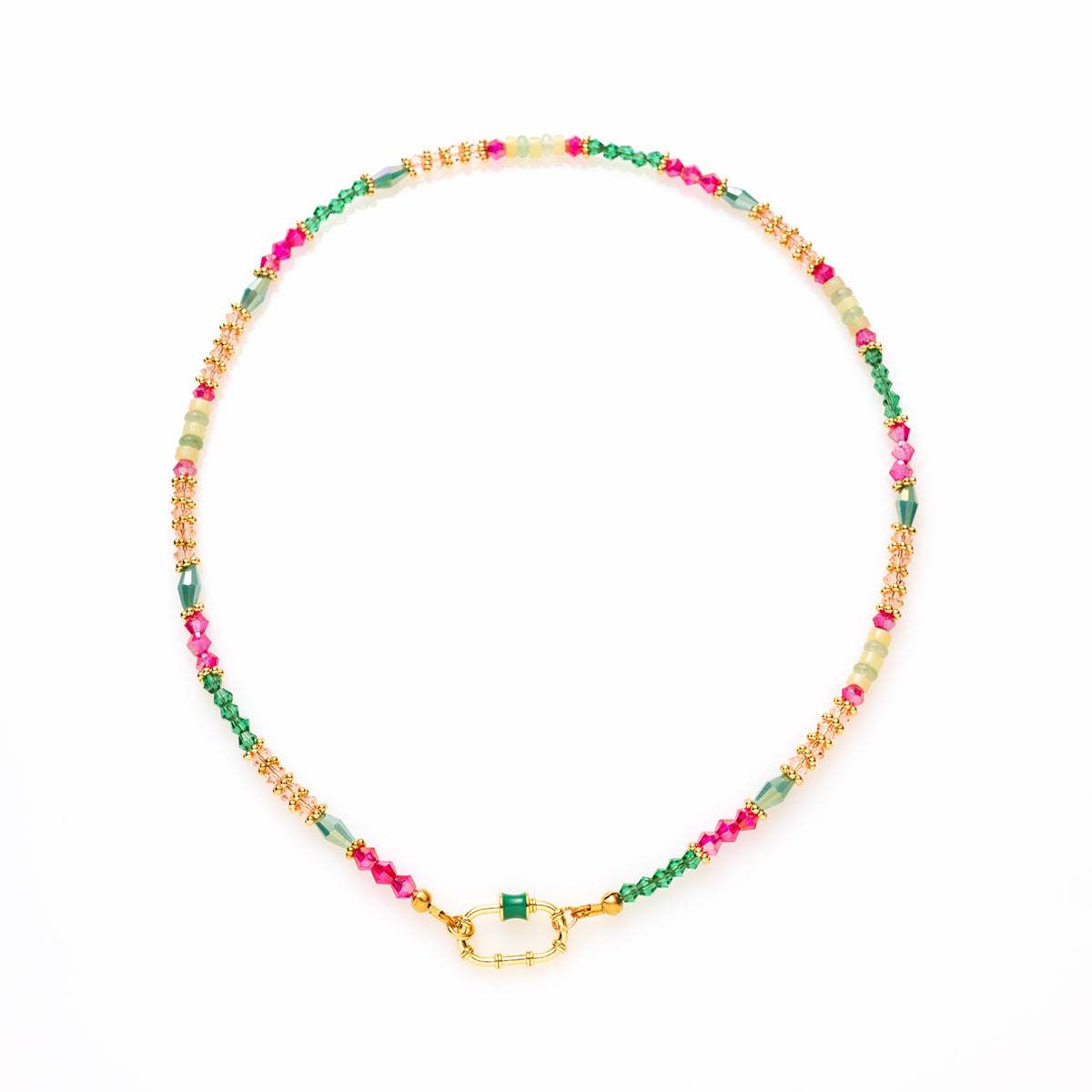 Breng kleur in je look met de Rio beaded necklace! Deze speelse en eigentijdse ketting is gemaakt van sprankelende facetgeslepen glaskralen in levendig magenta, groen of een mix. De opvallende kleuren en het frisse ontwerp maken deze ketting perfect voor zonnige dagen. Deze ketting heeft een opvallend slotje aan de voorzijde welke je open en dicht kan draaien. Hierdoor kun je makkelijk van bedels wisselen. (de ketting is exclusief de bedels, deze kun je apart selecteren.)