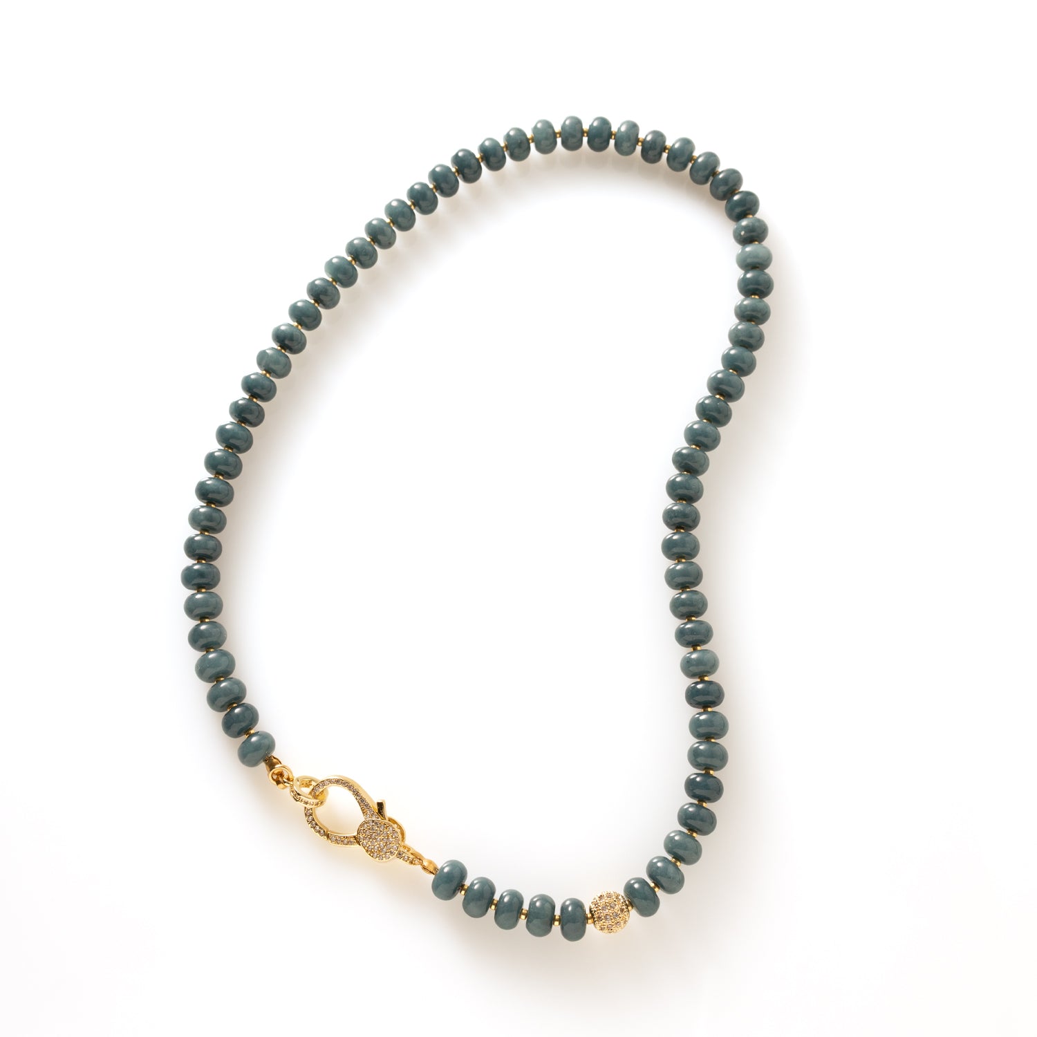 Eternal Jade Glow is een tijdloze natuursteen ketting die elegantie en kracht op een verfijnde manier samenbrengt. De ketting is gemaakt van jade en wordt afgewerkt met een opvallend groot zirkonia slot dat bewust aan de voorkant wordt gedragen. Dit detail geeft de ketting een luxe uitstraling en maakt haar tot een subtiel statement.

Dankzij het evenwichtige ontwerp is deze ketting moeiteloos te combineren. Draag haar op een blouse voor een verzorgde, professionele look of over een trui voor een stijlvolle