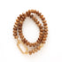 Earth Essence – Signature Clasp is uitgevoerd met dezelfde warme bruine natuursteen kralen. De tint is diep en natuurlijk, waardoor de ketting moeiteloos combineert met zowel lichte als donkere outfits.

Het verschil zit in het zirkonia slot. Deze variant heeft een ander type sluiting (veersluiting) dat een eigen uitstraling geeft: groot, sprankelend en opvallend als designaccent. Het slot fungeert niet alleen als sluiting, maar ook als stijlvol detail dat gezien mag worden.