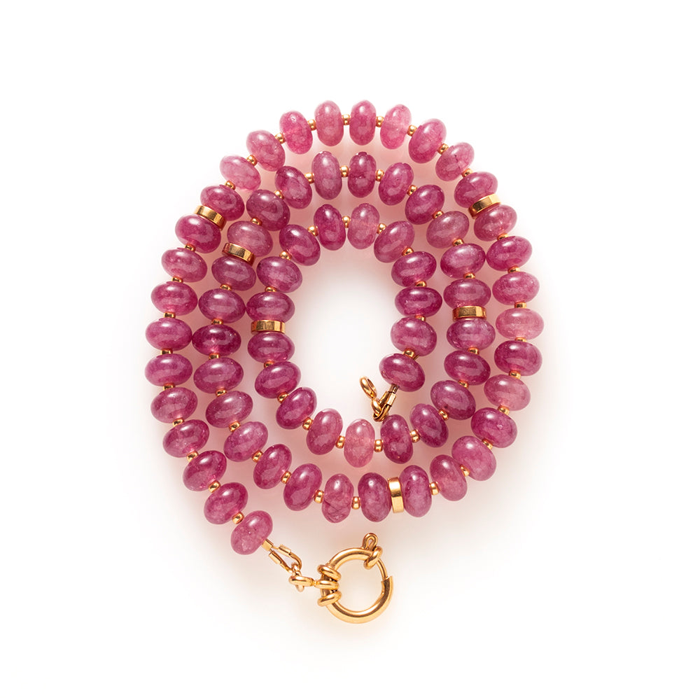 Natuursteen Jade kralen, afgewisseld met metalen accenten en afgewerkt met een stoere boeisluiting. Stoer voor alledag, of elegant genoeg voor een avondje uit. Draag deze ketting met of zonder bedel en creëer je eigen unieke look.

Jade staat symbool voor rust en balans, fijn om te weten, nog fijner om te dragen.