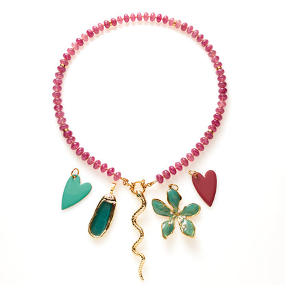 Deze bedel in de vorm van een slang is een echte eyecatcher: gedurfd, opvallend en direct een statement aan elke ketting. De slang staat al eeuwenlang symbool voor kracht, vernieuwing en verleiding - een krachtig detail met betekenis.

Eenvoudig te bevestigen aan elke ketting met een boeisluiting, voor een gedurfde toevoeging aan jouw look.
