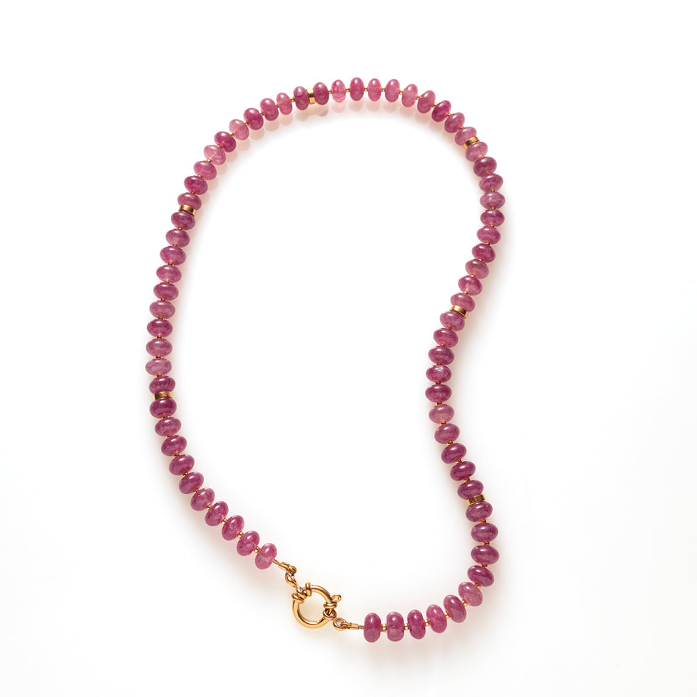 Natuursteen Jade kralen, afgewisseld met metalen accenten en afgewerkt met een stoere boeisluiting. Stoer voor alledag, of elegant genoeg voor een avondje uit. Draag deze ketting met of zonder bedel en creëer je eigen unieke look.

Jade staat symbool voor rust en balans, fijn om te weten, nog fijner om te dragen.