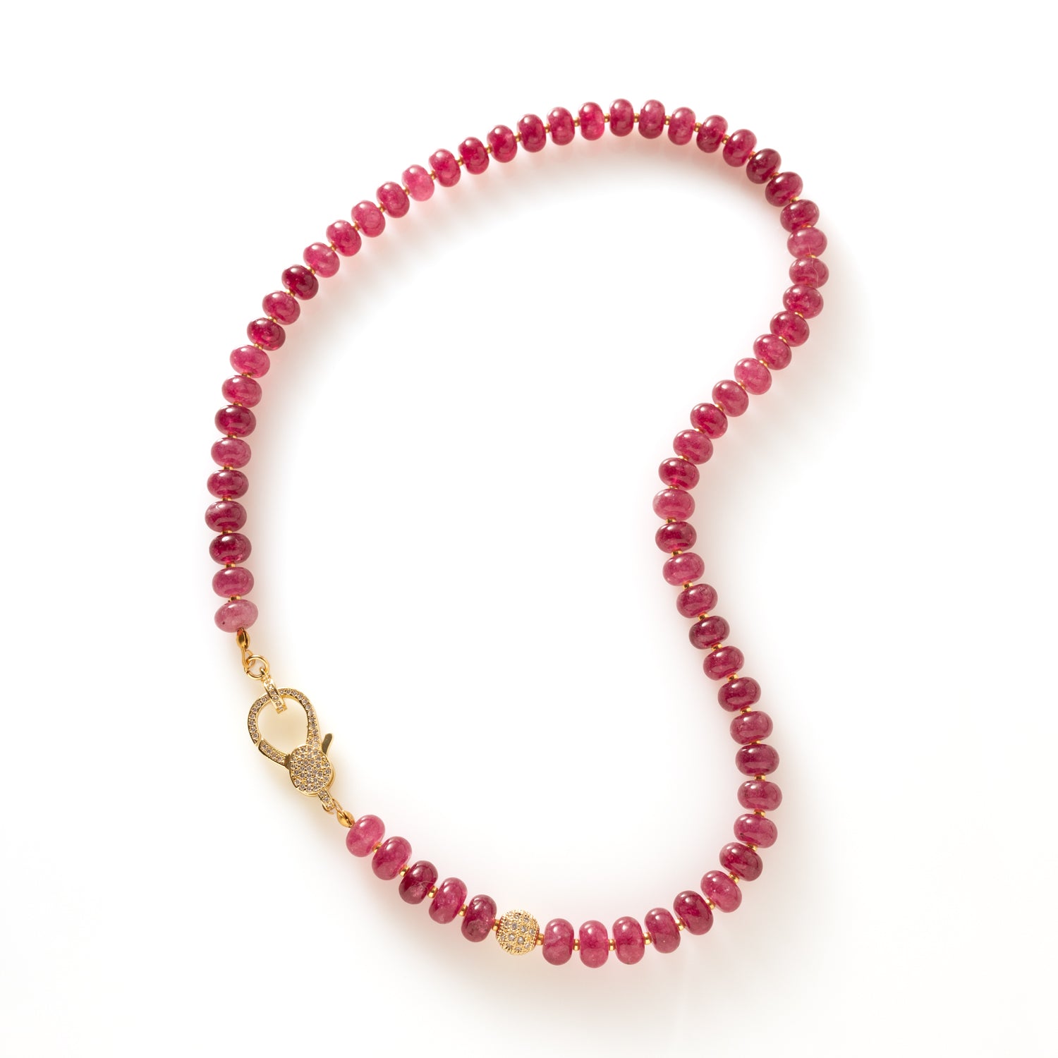 Eternal Jade Glow is een tijdloze natuursteen ketting die elegantie en kracht op een verfijnde manier samenbrengt. De ketting is gemaakt van jade en wordt afgewerkt met een opvallend groot zirkonia slot dat bewust aan de voorkant wordt gedragen. Dit detail geeft de ketting een luxe uitstraling en maakt haar tot een subtiel statement.

Dankzij het evenwichtige ontwerp is deze ketting moeiteloos te combineren. Draag haar op een blouse voor een verzorgde, professionele look of over een trui voor een stijlvolle