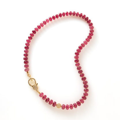 Eternal Jade Glow is een tijdloze natuursteen ketting die elegantie en kracht op een verfijnde manier samenbrengt. De ketting is gemaakt van jade en wordt afgewerkt met een opvallend groot zirkonia slot dat bewust aan de voorkant wordt gedragen. Dit detail geeft de ketting een luxe uitstraling en maakt haar tot een subtiel statement.

Dankzij het evenwichtige ontwerp is deze ketting moeiteloos te combineren. Draag haar op een blouse voor een verzorgde, professionele look of over een trui voor een stijlvolle