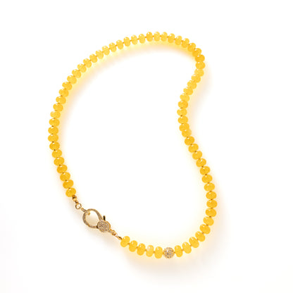 Eternal Jade Glow is een tijdloze natuursteen ketting die elegantie en kracht op een verfijnde manier samenbrengt. De ketting is gemaakt van jade en wordt afgewerkt met een opvallend groot zirkonia slot dat bewust aan de voorkant wordt gedragen. Dit detail geeft de ketting een luxe uitstraling en maakt haar tot een subtiel statement.

Dankzij het evenwichtige ontwerp is deze ketting moeiteloos te combineren. Draag haar op een blouse voor een verzorgde, professionele look of over een trui voor een stijlvolle