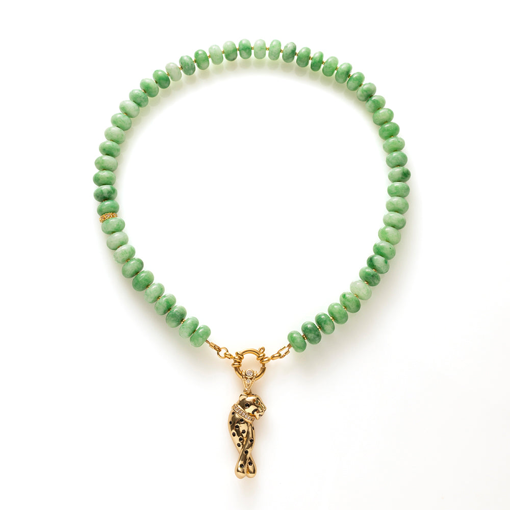 Natuursteen kralen in een fris, levendig groen, afgewisseld met kleine gouden kraaltjes en een opvallende, smalle kraal die de ketting een verfijnd accent geeft. Afgewerkt met een stoere boeisluiting.

Draag de ketting zonder bedel voor een minimalistische look, of kies je favoriete bedel voor een persoonlijke twist. Eén ketting, verschillende variaties, jij bepaalt de stijl.