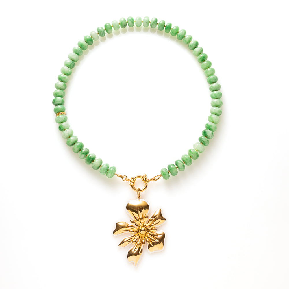 Natuursteen kralen in een fris, levendig groen, afgewisseld met kleine gouden kraaltjes en een opvallende, smalle kraal die de ketting een verfijnd accent geeft. Afgewerkt met een stoere boeisluiting.

Draag de ketting zonder bedel voor een minimalistische look, of kies je favoriete bedel voor een persoonlijke twist. Eén ketting, verschillende variaties, jij bepaalt de stijl.