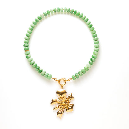 Natuursteen kralen in een fris, levendig groen, afgewisseld met kleine gouden kraaltjes en een opvallende, smalle kraal die de ketting een verfijnd accent geeft. Afgewerkt met een stoere boeisluiting.

Draag de ketting zonder bedel voor een minimalistische look, of kies je favoriete bedel voor een persoonlijke twist. Eén ketting, verschillende variaties, jij bepaalt de stijl.