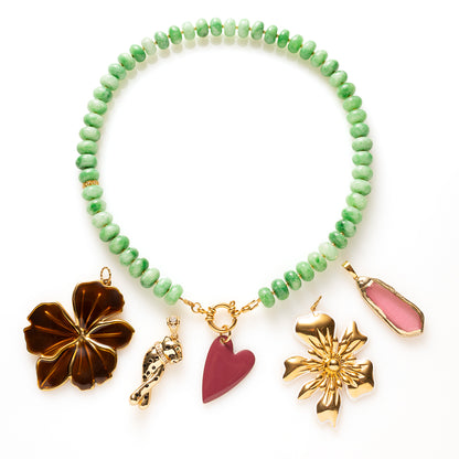 Natuursteen kralen in een fris, levendig groen, afgewisseld met kleine gouden kraaltjes en een opvallende, smalle kraal die de ketting een verfijnd accent geeft. Afgewerkt met een stoere boeisluiting.

Draag de ketting zonder bedel voor een minimalistische look, of kies je favoriete bedel voor een persoonlijke twist. Eén ketting, verschillende variaties, jij bepaalt de stijl.