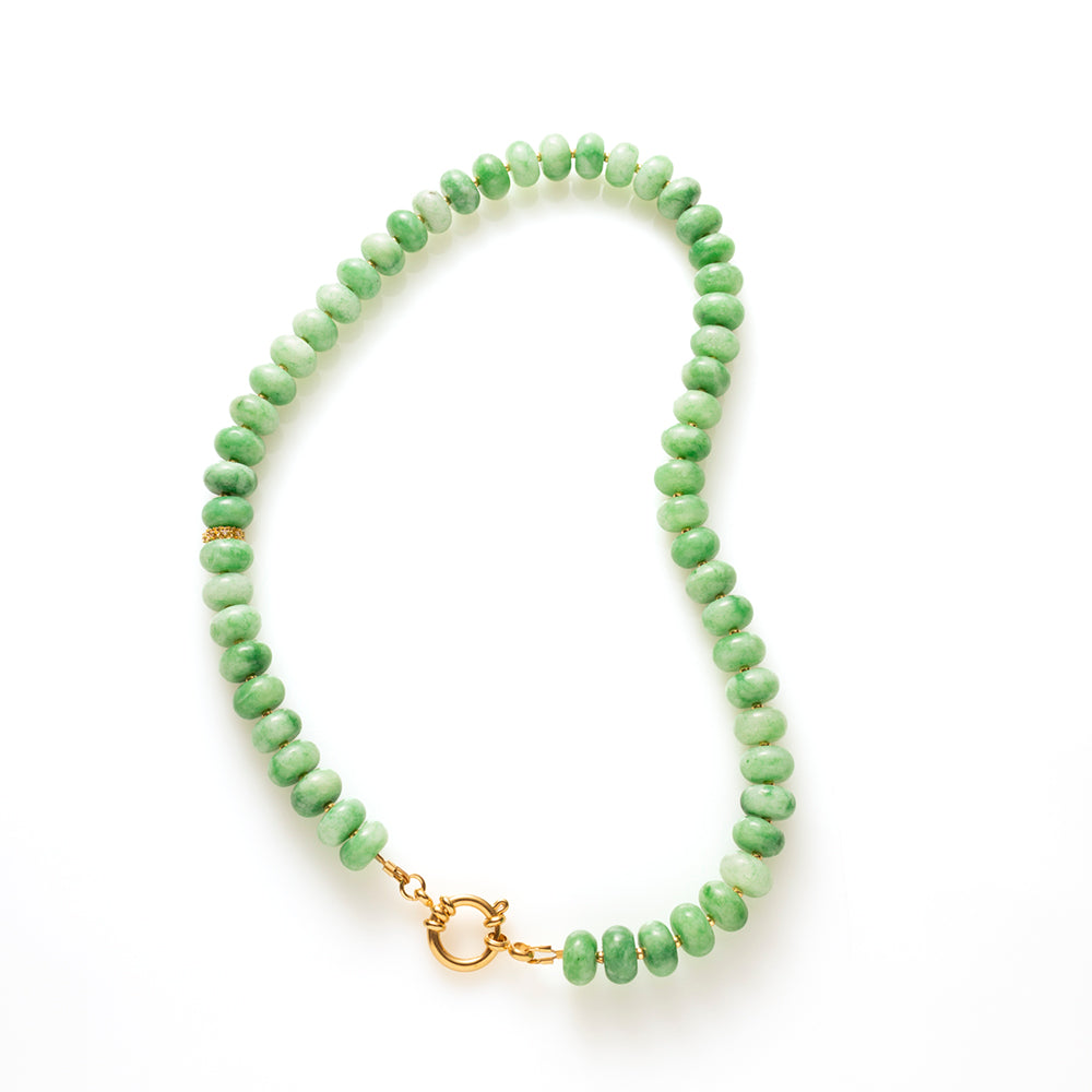 Natuursteen kralen in een fris, levendig groen, afgewisseld met kleine gouden kraaltjes en een opvallende, smalle kraal die de ketting een verfijnd accent geeft. Afgewerkt met een stoere boeisluiting.

Draag de ketting zonder bedel voor een minimalistische look, of kies je favoriete bedel voor een persoonlijke twist. Eén ketting, verschillende variaties, jij bepaalt de stijl.