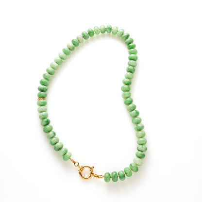 Natuursteen kralen in een fris, levendig groen, afgewisseld met kleine gouden kraaltjes en een opvallende, smalle kraal die de ketting een verfijnd accent geeft. Afgewerkt met een stoere boeisluiting.

Draag de ketting zonder bedel voor een minimalistische look, of kies je favoriete bedel voor een persoonlijke twist. Eén ketting, verschillende variaties, jij bepaalt de stijl.