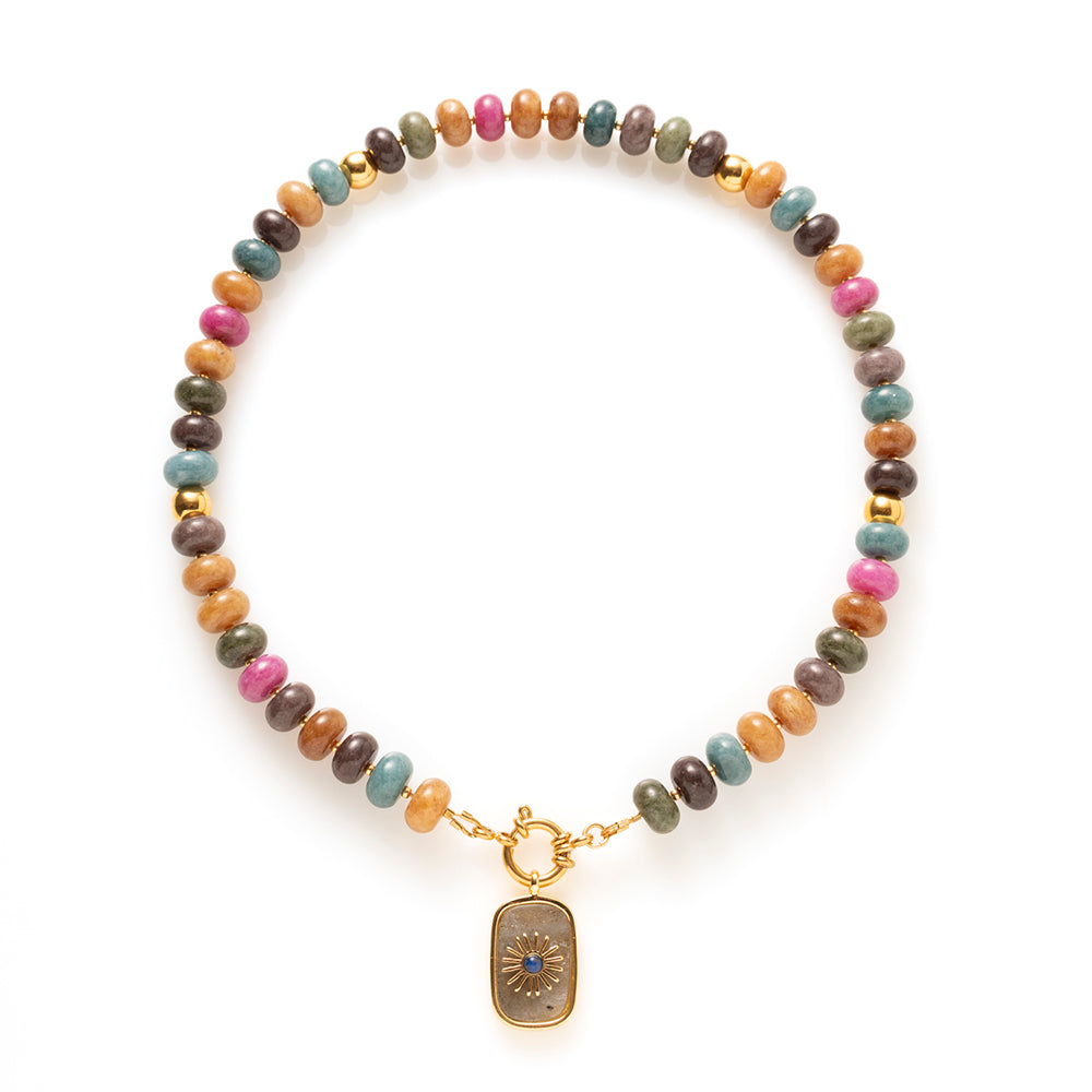 Elegante natuursteen kralenketting met rijke, diepe kleurtinten die samen een verfijnd kleurenpalet vormen. Denk aan donkergroen, saliegroen, blauwgrijs, warm okerbruin en een gedempte framboosroze. De kleuren zijn intens maar niet fel, ze hebben een chique, volwassen uitstraling.

Draag de ketting met of zonder bedel en creëer je eigen unieke look.
