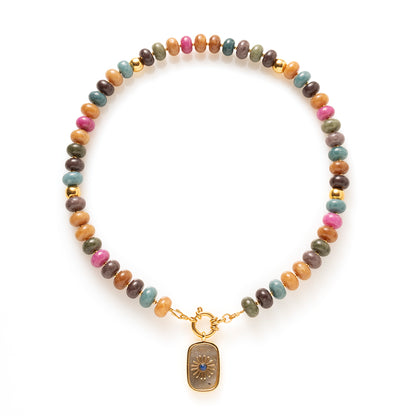 Elegante natuursteen kralenketting met rijke, diepe kleurtinten die samen een verfijnd kleurenpalet vormen. Denk aan donkergroen, saliegroen, blauwgrijs, warm okerbruin en een gedempte framboosroze. De kleuren zijn intens maar niet fel, ze hebben een chique, volwassen uitstraling.

Draag de ketting met of zonder bedel en creëer je eigen unieke look.