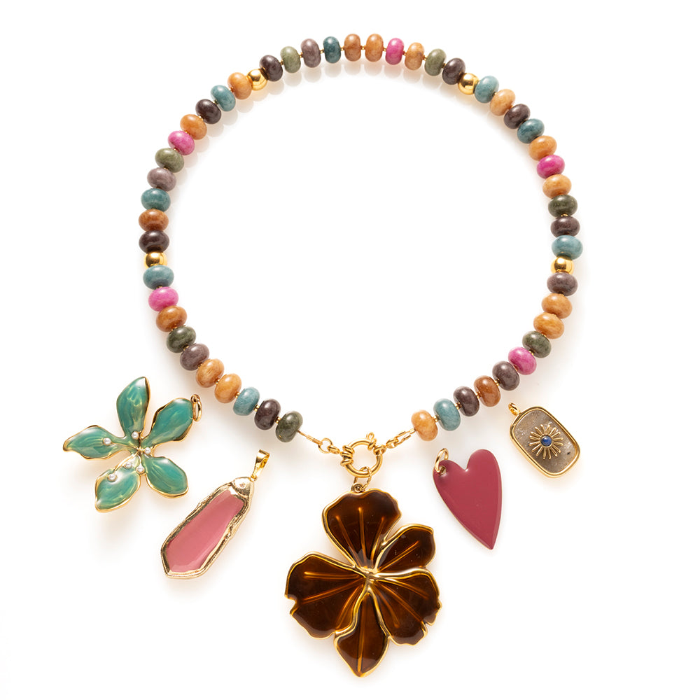 Elegante natuursteen kralenketting met rijke, diepe kleurtinten die samen een verfijnd kleurenpalet vormen. Denk aan donkergroen, saliegroen, blauwgrijs, warm okerbruin en een gedempte framboosroze. De kleuren zijn intens maar niet fel, ze hebben een chique, volwassen uitstraling.

Draag de ketting met of zonder bedel en creëer je eigen unieke look.