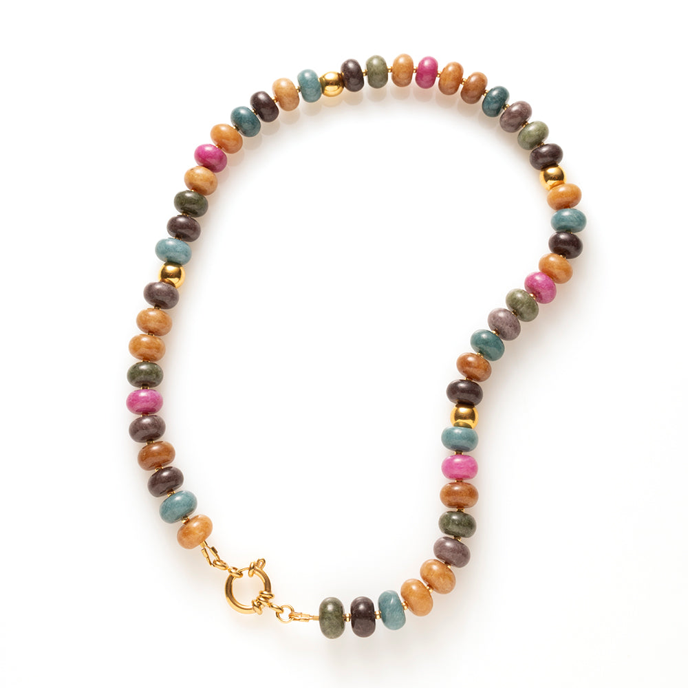 Elegante natuursteen kralenketting met rijke, diepe kleurtinten die samen een verfijnd kleurenpalet vormen. Denk aan donkergroen, saliegroen, blauwgrijs, warm okerbruin en een gedempte framboosroze. De kleuren zijn intens maar niet fel, ze hebben een chique, volwassen uitstraling.

Draag de ketting met of zonder bedel en creëer je eigen unieke look.