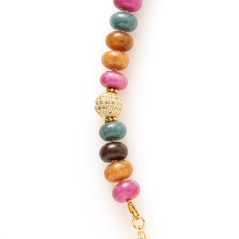 Elegante natuursteen kralenketting met rijke, diepe kleurtinten die samen een verfijnd kleurenpalet vormen. Denk aan donkermosgroen, saliegroen, blauwgrijs, warm okerbruin en een gedempte framboosroze gloed. De kleuren zijn intens maar niet fel, ze hebben een chique, volwassen uitstraling.

De zorgvuldig samengestelde natuursteen kralen geven de ketting een luxe, organische uitstraling. Het opvallende zirkonia slot vormt het stijlvolle middelpunt: subtiel sprankelend, maar krachtig genoeg om direct in het o