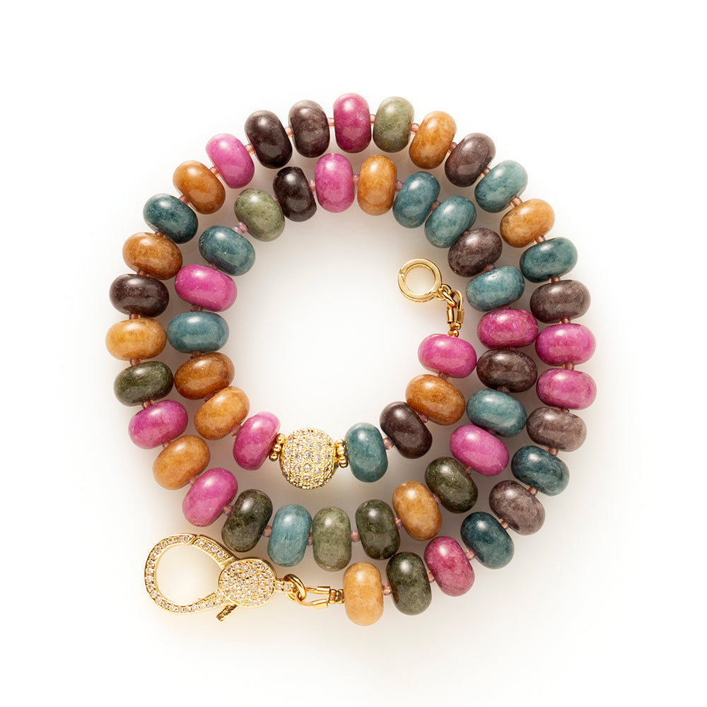 Elegante natuursteen kralenketting met rijke, diepe kleurtinten die samen een verfijnd kleurenpalet vormen. Denk aan donkermosgroen, saliegroen, blauwgrijs, warm okerbruin en een gedempte framboosroze gloed. De kleuren zijn intens maar niet fel, ze hebben een chique, volwassen uitstraling.

De zorgvuldig samengestelde natuursteen kralen geven de ketting een luxe, organische uitstraling. Het opvallende zirkonia slot vormt het stijlvolle middelpunt: subtiel sprankelend, maar krachtig genoeg om direct in het o