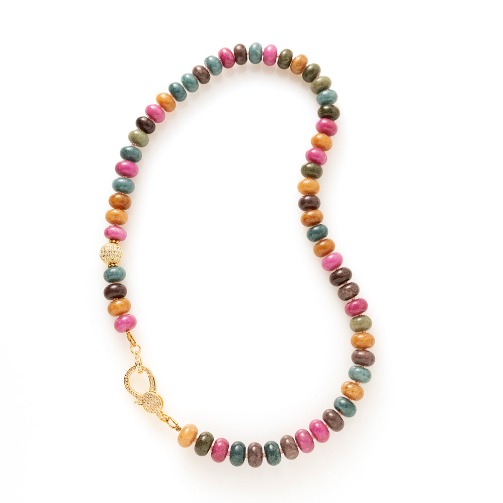 Elegante natuursteen kralenketting met rijke, diepe kleurtinten die samen een verfijnd kleurenpalet vormen. Denk aan donkermosgroen, saliegroen, blauwgrijs, warm okerbruin en een gedempte framboosroze gloed. De kleuren zijn intens maar niet fel, ze hebben een chique, volwassen uitstraling.

De zorgvuldig samengestelde natuursteen kralen geven de ketting een luxe, organische uitstraling. Het opvallende zirkonia slot vormt het stijlvolle middelpunt: subtiel sprankelend, maar krachtig genoeg om direct in het o