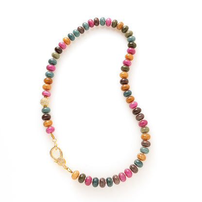 Elegante natuursteen kralenketting met rijke, diepe kleurtinten die samen een verfijnd kleurenpalet vormen. Denk aan donkermosgroen, saliegroen, blauwgrijs, warm okerbruin en een gedempte framboosroze gloed. De kleuren zijn intens maar niet fel, ze hebben een chique, volwassen uitstraling.

De zorgvuldig samengestelde natuursteen kralen geven de ketting een luxe, organische uitstraling. Het opvallende zirkonia slot vormt het stijlvolle middelpunt: subtiel sprankelend, maar krachtig genoeg om direct in het o