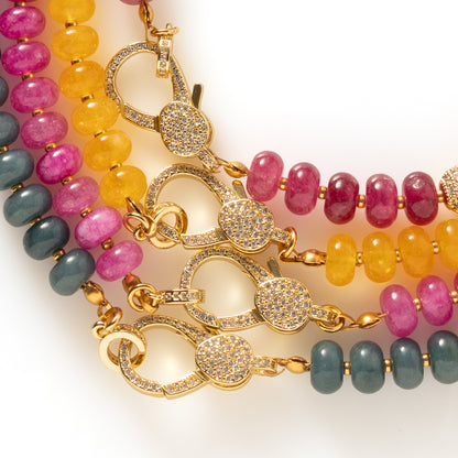 Eternal Jade Glow is een tijdloze natuursteen ketting die elegantie en kracht op een verfijnde manier samenbrengt. De ketting is gemaakt van jade en wordt afgewerkt met een opvallend groot zirkonia slot dat bewust aan de voorkant wordt gedragen. Dit detail geeft de ketting een luxe uitstraling en maakt haar tot een subtiel statement.

Dankzij het evenwichtige ontwerp is deze ketting moeiteloos te combineren. Draag haar op een blouse voor een verzorgde, professionele look of over een trui voor een stijlvolle