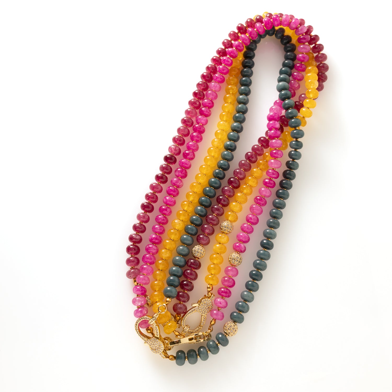 Eternal Jade Glow is een tijdloze natuursteen ketting die elegantie en kracht op een verfijnde manier samenbrengt. De ketting is gemaakt van jade en wordt afgewerkt met een opvallend groot zirkonia slot dat bewust aan de voorkant wordt gedragen. Dit detail geeft de ketting een luxe uitstraling en maakt haar tot een subtiel statement.

Dankzij het evenwichtige ontwerp is deze ketting moeiteloos te combineren. Draag haar op een blouse voor een verzorgde, professionele look of over een trui voor een stijlvolle