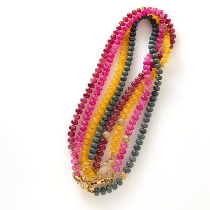 Eternal Jade Glow is een tijdloze natuursteen ketting die elegantie en kracht op een verfijnde manier samenbrengt. De ketting is gemaakt van jade en wordt afgewerkt met een opvallend groot zirkonia slot dat bewust aan de voorkant wordt gedragen. Dit detail geeft de ketting een luxe uitstraling en maakt haar tot een subtiel statement.

Dankzij het evenwichtige ontwerp is deze ketting moeiteloos te combineren. Draag haar op een blouse voor een verzorgde, professionele look of over een trui voor een stijlvolle