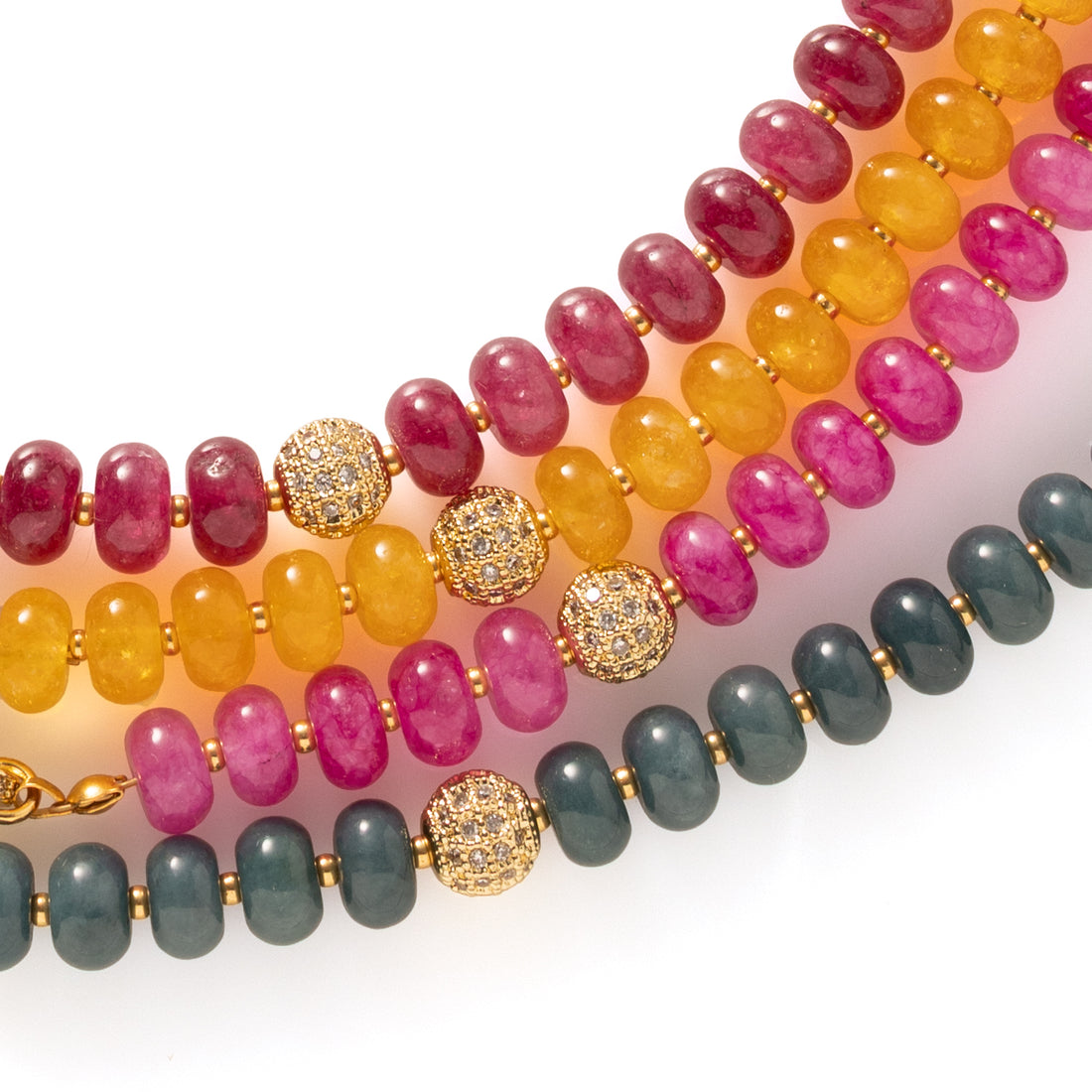 Eternal Jade Glow is een tijdloze natuursteen ketting die elegantie en kracht op een verfijnde manier samenbrengt. De ketting is gemaakt van jade en wordt afgewerkt met een opvallend groot zirkonia slot dat bewust aan de voorkant wordt gedragen. Dit detail geeft de ketting een luxe uitstraling en maakt haar tot een subtiel statement.

Dankzij het evenwichtige ontwerp is deze ketting moeiteloos te combineren. Draag haar op een blouse voor een verzorgde, professionele look of over een trui voor een stijlvolle