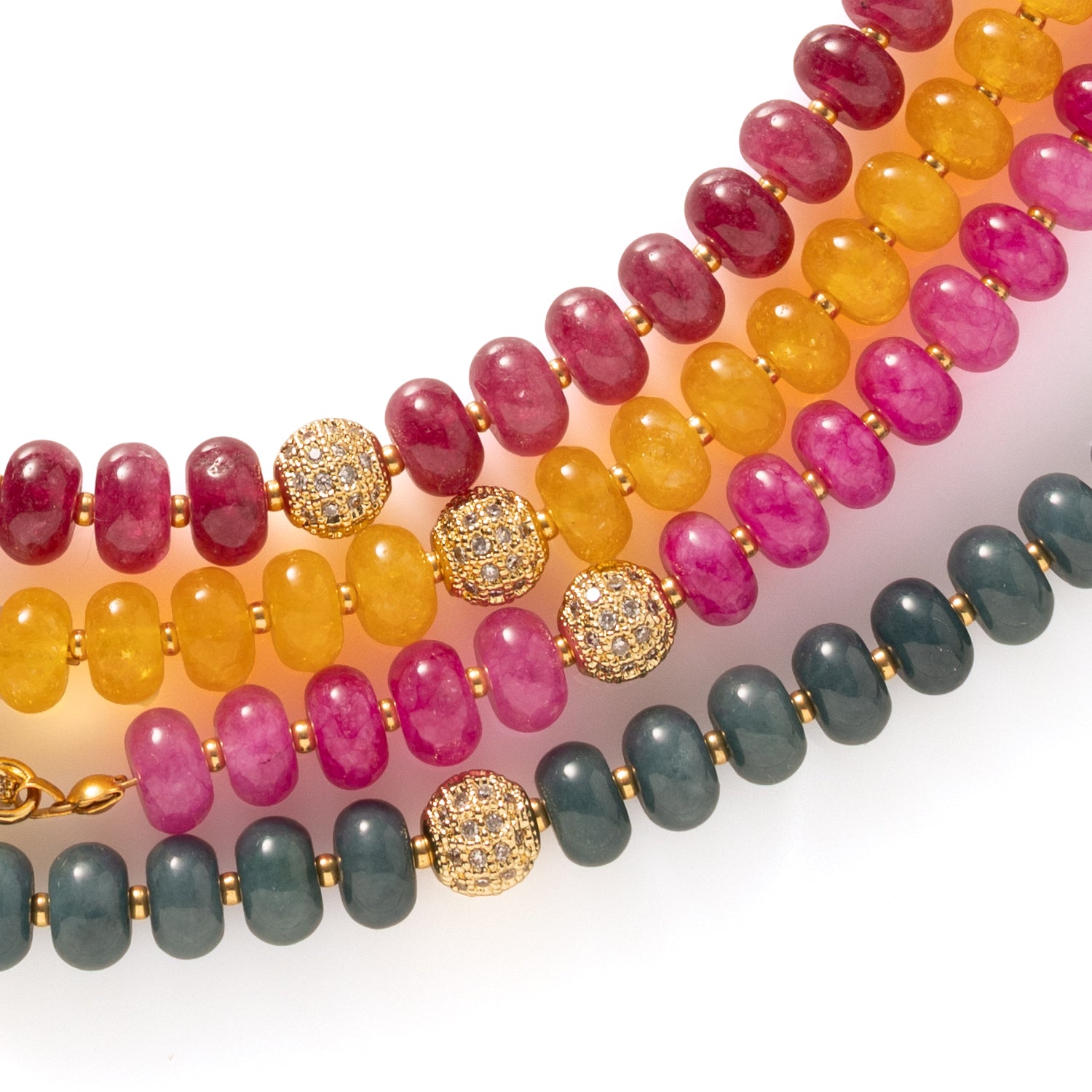 Eternal Jade Glow is een tijdloze natuursteen ketting die elegantie en kracht op een verfijnde manier samenbrengt. De ketting is gemaakt van jade en wordt afgewerkt met een opvallend groot zirkonia slot dat bewust aan de voorkant wordt gedragen. Dit detail geeft de ketting een luxe uitstraling en maakt haar tot een subtiel statement.

Dankzij het evenwichtige ontwerp is deze ketting moeiteloos te combineren. Draag haar op een blouse voor een verzorgde, professionele look of over een trui voor een stijlvolle
