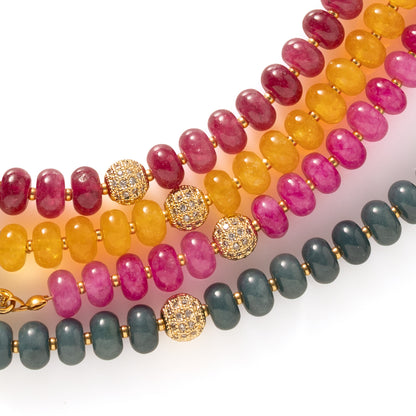 Eternal Jade Glow is een tijdloze natuursteen ketting die elegantie en kracht op een verfijnde manier samenbrengt. De ketting is gemaakt van jade en wordt afgewerkt met een opvallend groot zirkonia slot dat bewust aan de voorkant wordt gedragen. Dit detail geeft de ketting een luxe uitstraling en maakt haar tot een subtiel statement.

Dankzij het evenwichtige ontwerp is deze ketting moeiteloos te combineren. Draag haar op een blouse voor een verzorgde, professionele look of over een trui voor een stijlvolle