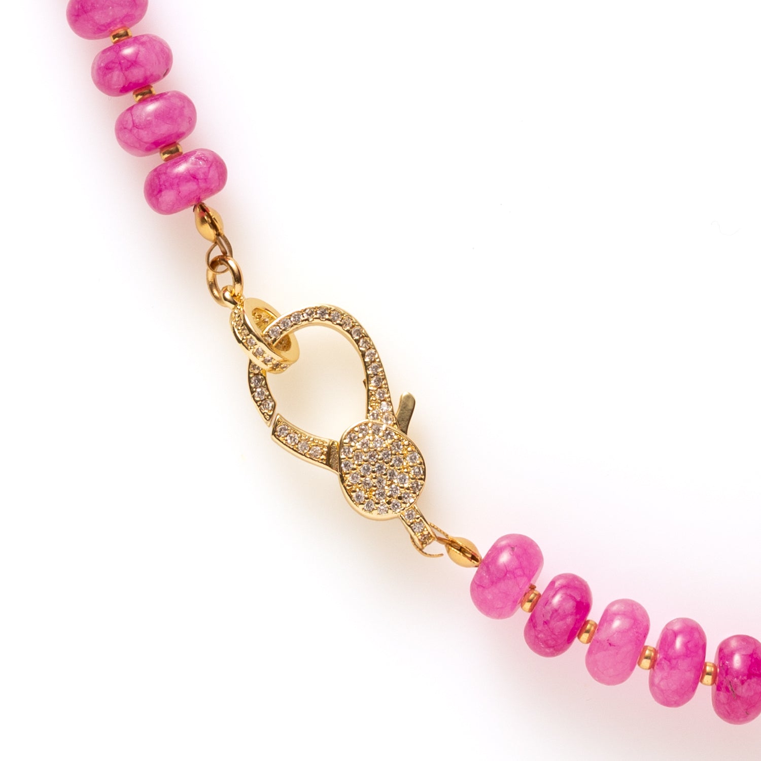 Eternal Jade Glow is een tijdloze natuursteen ketting die elegantie en kracht op een verfijnde manier samenbrengt. De ketting is gemaakt van jade en wordt afgewerkt met een opvallend groot zirkonia slot dat bewust aan de voorkant wordt gedragen. Dit detail geeft de ketting een luxe uitstraling en maakt haar tot een subtiel statement.

Dankzij het evenwichtige ontwerp is deze ketting moeiteloos te combineren. Draag haar op een blouse voor een verzorgde, professionele look of over een trui voor een stijlvolle
