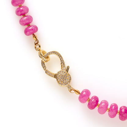 Eternal Jade Glow is een tijdloze natuursteen ketting die elegantie en kracht op een verfijnde manier samenbrengt. De ketting is gemaakt van jade en wordt afgewerkt met een opvallend groot zirkonia slot dat bewust aan de voorkant wordt gedragen. Dit detail geeft de ketting een luxe uitstraling en maakt haar tot een subtiel statement.

Dankzij het evenwichtige ontwerp is deze ketting moeiteloos te combineren. Draag haar op een blouse voor een verzorgde, professionele look of over een trui voor een stijlvolle