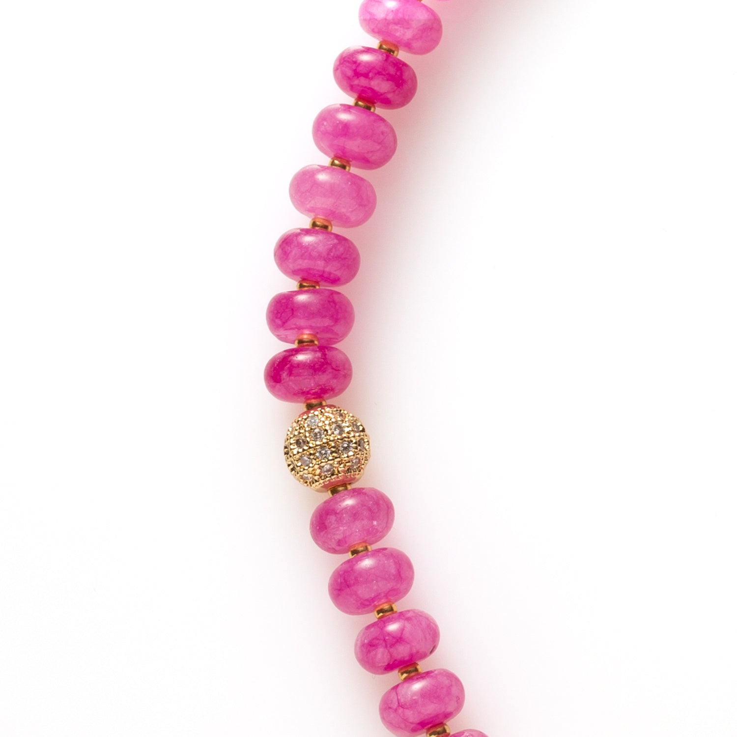 Eternal Jade Glow is een tijdloze natuursteen ketting die elegantie en kracht op een verfijnde manier samenbrengt. De ketting is gemaakt van jade en wordt afgewerkt met een opvallend groot zirkonia slot dat bewust aan de voorkant wordt gedragen. Dit detail geeft de ketting een luxe uitstraling en maakt haar tot een subtiel statement.

Dankzij het evenwichtige ontwerp is deze ketting moeiteloos te combineren. Draag haar op een blouse voor een verzorgde, professionele look of over een trui voor een stijlvolle