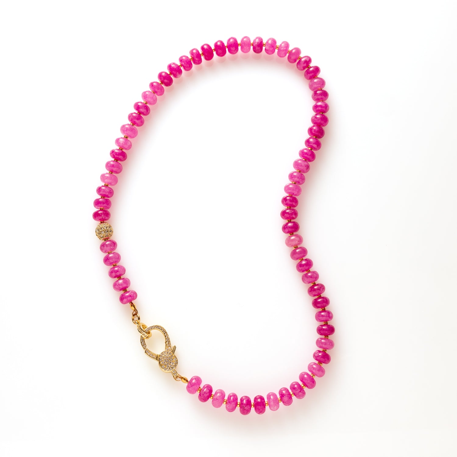 Eternal Jade Glow is een tijdloze natuursteen ketting die elegantie en kracht op een verfijnde manier samenbrengt. De ketting is gemaakt van jade en wordt afgewerkt met een opvallend groot zirkonia slot dat bewust aan de voorkant wordt gedragen. Dit detail geeft de ketting een luxe uitstraling en maakt haar tot een subtiel statement.

Dankzij het evenwichtige ontwerp is deze ketting moeiteloos te combineren. Draag haar op een blouse voor een verzorgde, professionele look of over een trui voor een stijlvolle