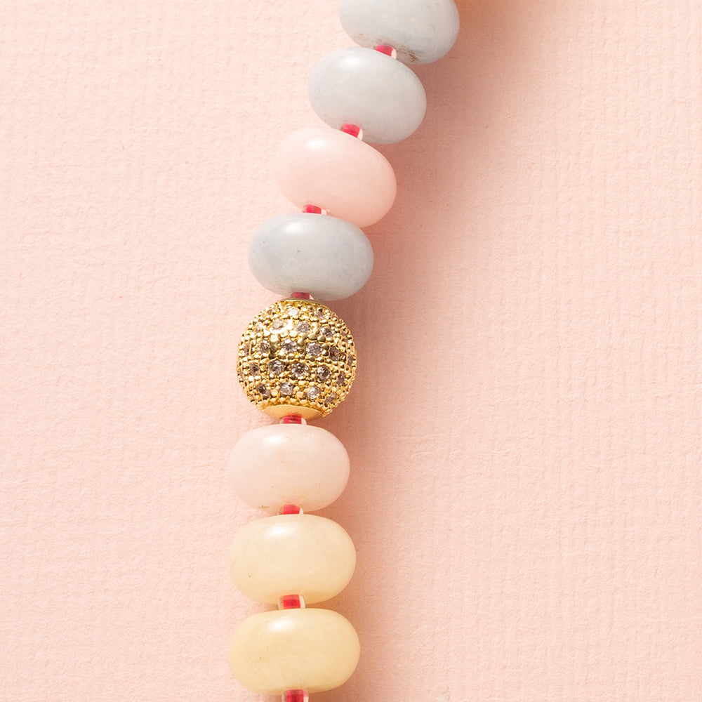 Een speelse knipoog naar de nostalgische snoepjeskettingen, maar dan modern en stijlvol. Deze ketting combineert zachte pasteltinten van Jade met levendige felroze kraaltjes voor een frisse en opvallende uitstraling. Halverwege schittert een zirkonia kraal en aan de voorkant pronkt een groot zirkonia slot, wat deze ketting tot een echte eyecatcher maakt. Perfect voor wie een kleurrijk en elegant statement wil dragen.