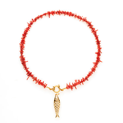 Een krachtige eyecatcher met een zomerse twist. Deze ketting met ocean bamboo kralen in warm rood straalt energie, lef en elegantie uit. Het opvallende boeislot aan de voorkant geeft de ketting een moderne en eigenzinnige uitstraling én biedt de mogelijkheid om zelf een bedel toe te voegen. Zo creëer je telkens een nieuwe look, passend bij jouw stijl of moment.

Draag de ketting solo als statement piece of combineer met langere kettingen voor een speels gelaagd effect. 