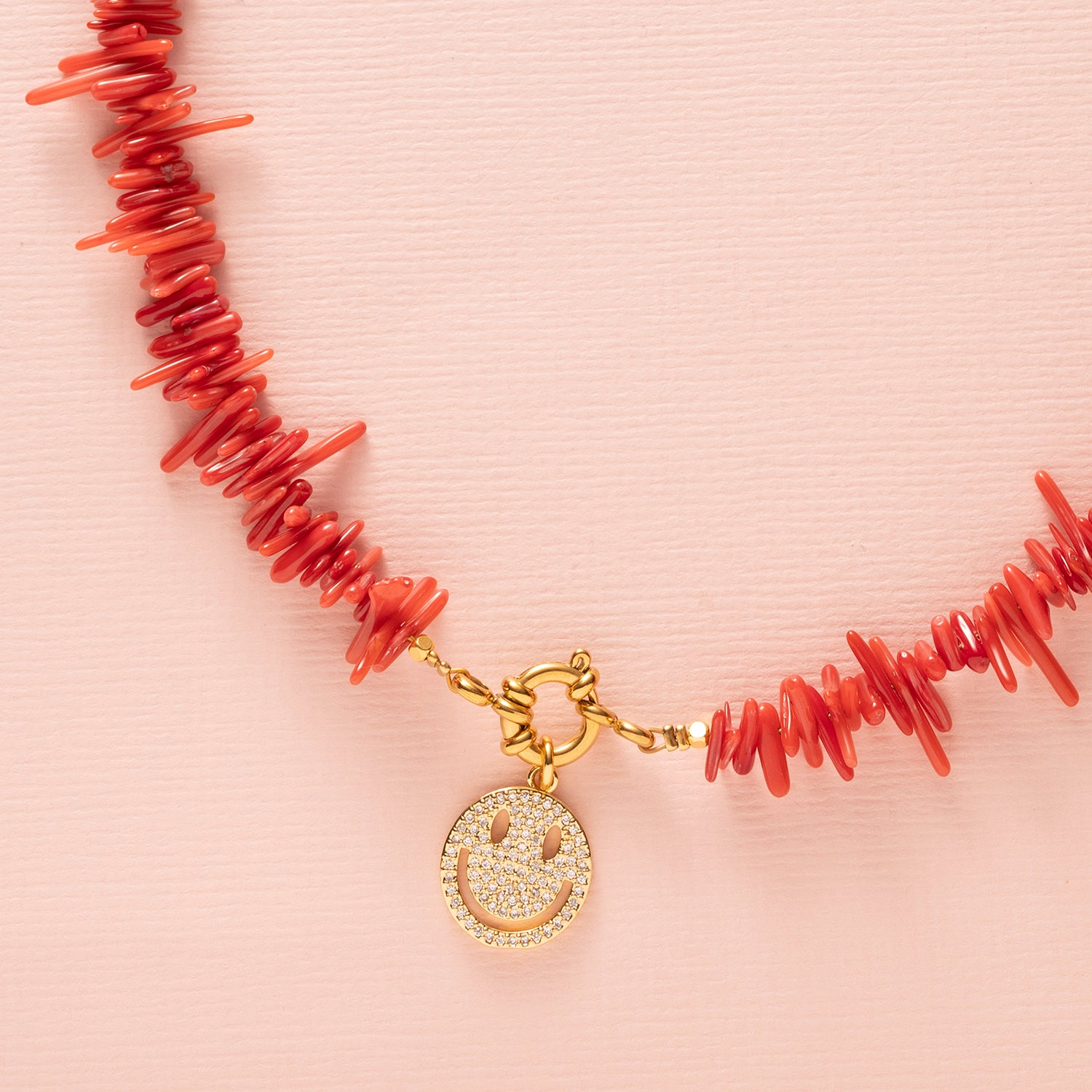 Een krachtige eyecatcher met een zomerse twist. Deze ketting met ocean bamboo kralen in warm rood straalt energie, lef en elegantie uit. Het opvallende boeislot aan de voorkant geeft de ketting een moderne en eigenzinnige uitstraling én biedt de mogelijkheid om zelf een bedel toe te voegen. Zo creëer je telkens een nieuwe look, passend bij jouw stijl of moment.

Draag de ketting solo als statement piece of combineer met langere kettingen voor een speels gelaagd effect. 