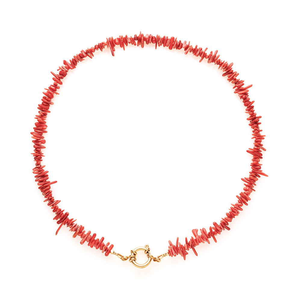 Een krachtige eyecatcher met een zomerse twist. Deze ketting met ocean bamboo kralen in warm rood straalt energie, lef en elegantie uit. Het opvallende boeislot aan de voorkant geeft de ketting een moderne en eigenzinnige uitstraling én biedt de mogelijkheid om zelf een bedel toe te voegen. Zo creëer je telkens een nieuwe look, passend bij jouw stijl of moment.

Draag de ketting solo als statement piece of combineer met langere kettingen voor een speels gelaagd effect. 
