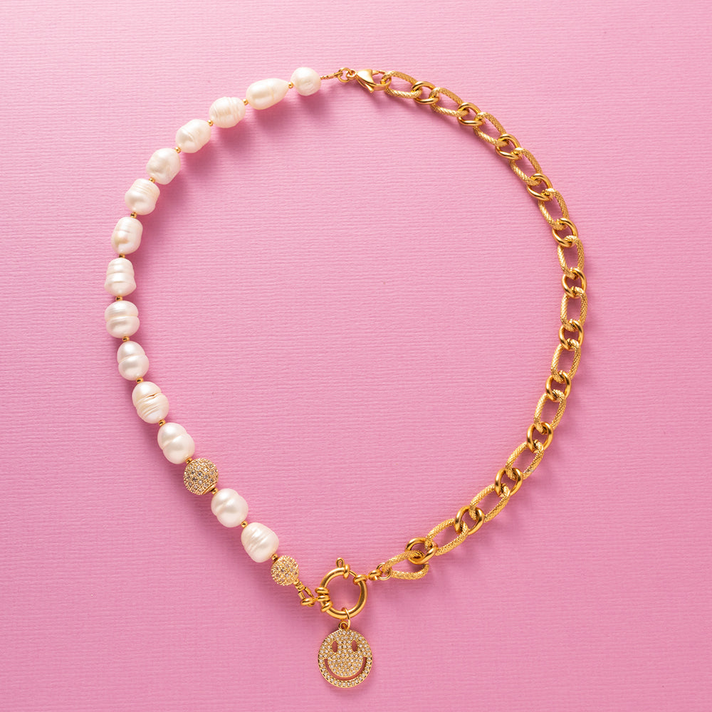 Deze moderne parelketting combineert het beste van twee werelden: de zachte elegantie van zoetwaterparels en de krachtige uitstraling van een opvallende schakel. Aan de voorkant zit een stijlvol boeislot met een zirkonia smiley die je eenvoudig kunt verwijderen. Zo wissel je moeiteloos tussen speels en puur. Een trendy maar tijdloos ontwerp dat zowel stoer als chique gedragen kan worden, passend bij elke stijl en gelegenheid.