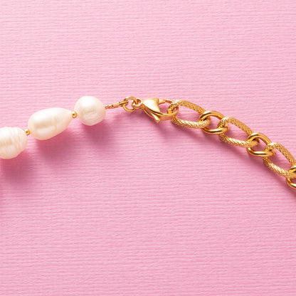 Deze moderne parelketting combineert het beste van twee werelden: de zachte elegantie van zoetwaterparels en de krachtige uitstraling van een opvallende schakel. Aan de voorkant zit een stijlvol boeislot met een zirkonia smiley die je eenvoudig kunt verwijderen. Zo wissel je moeiteloos tussen speels en puur. Een trendy maar tijdloos ontwerp dat zowel stoer als chique gedragen kan worden, passend bij elke stijl en gelegenheid.