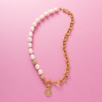 Deze moderne parelketting combineert het beste van twee werelden: de zachte elegantie van zoetwaterparels en de krachtige uitstraling van een opvallende schakel. Aan de voorkant zit een stijlvol boeislot met een zirkonia smiley die je eenvoudig kunt verwijderen. Zo wissel je moeiteloos tussen speels en puur. Een trendy maar tijdloos ontwerp dat zowel stoer als chique gedragen kan worden, passend bij elke stijl en gelegenheid.