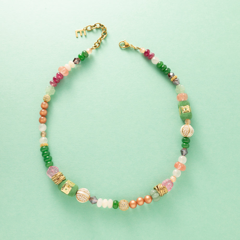 Laat je meevoeren in een dromerige zomerwereld met Wildflower Dreams, een handgemaakte statement ketting in kleurrijke boho-stijl. Deze unieke ketting combineert grote natuursteen kralen, fonkelende zirkonia’s en glaskralen in warme tinten zoals groen, warm oranje, paars, roze en wit. De combinatie van natuurlijke materialen en sprankelende accenten geeft deze ketting een speelse én elegante uitstraling.