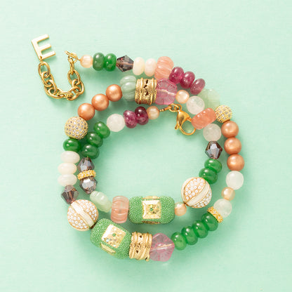 Laat je meevoeren in een dromerige zomerwereld met Wildflower Dreams, een handgemaakte statement ketting in kleurrijke boho-stijl. Deze unieke ketting combineert grote natuursteen kralen, fonkelende zirkonia’s en glaskralen in warme tinten zoals groen, warm oranje, paars, roze en wit. De combinatie van natuurlijke materialen en sprankelende accenten geeft deze ketting een speelse én elegante uitstraling.