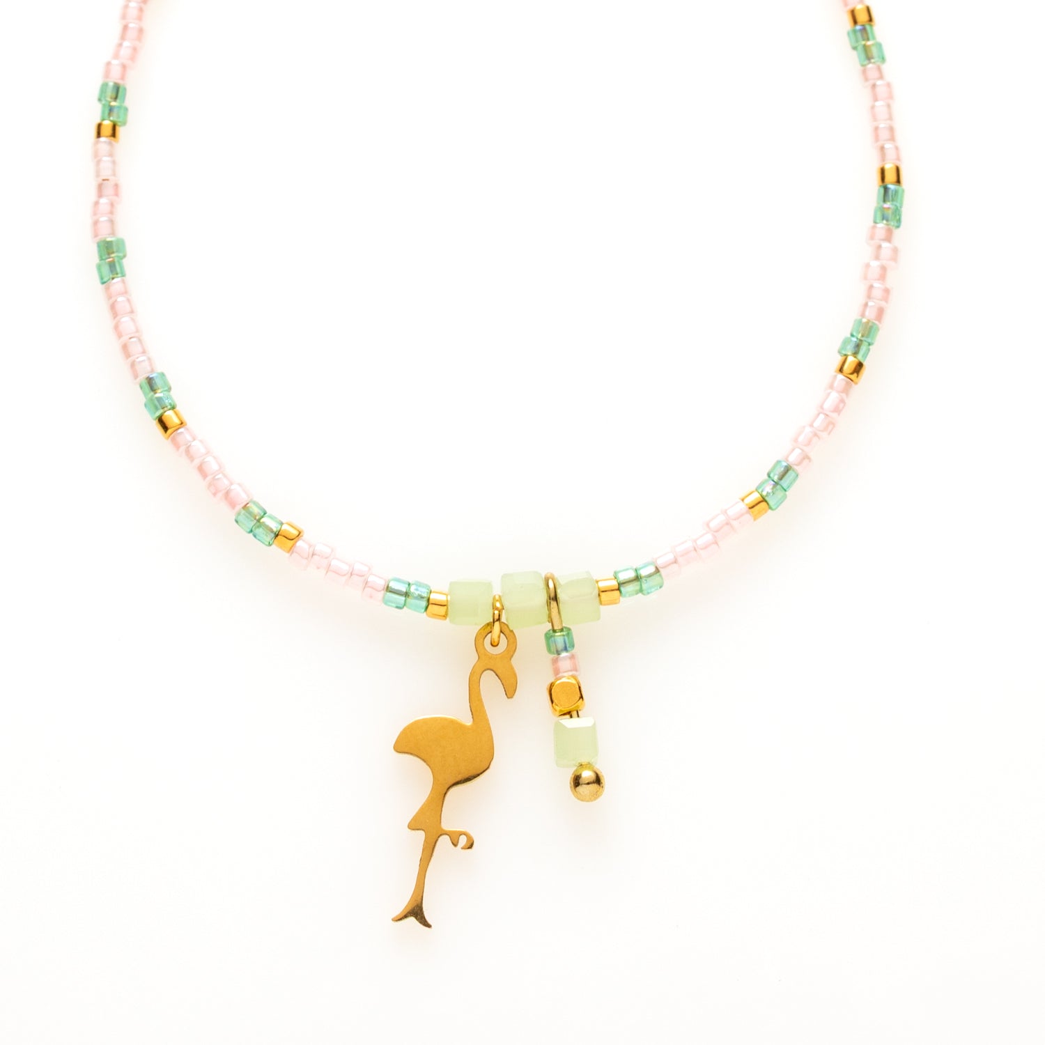 Zacht, speels en elegant! Dit fijne handgemaakte armbandje is gemaakt van hoogwaardige Toho-kralen in dromerige pastelkleuren roze en groen. De subtiele glans van de kraaltjes geeft een verfijnde uitstraling, terwijl het schattige flamingo-bedeltje zorgt voor een speelse en tropische touch.