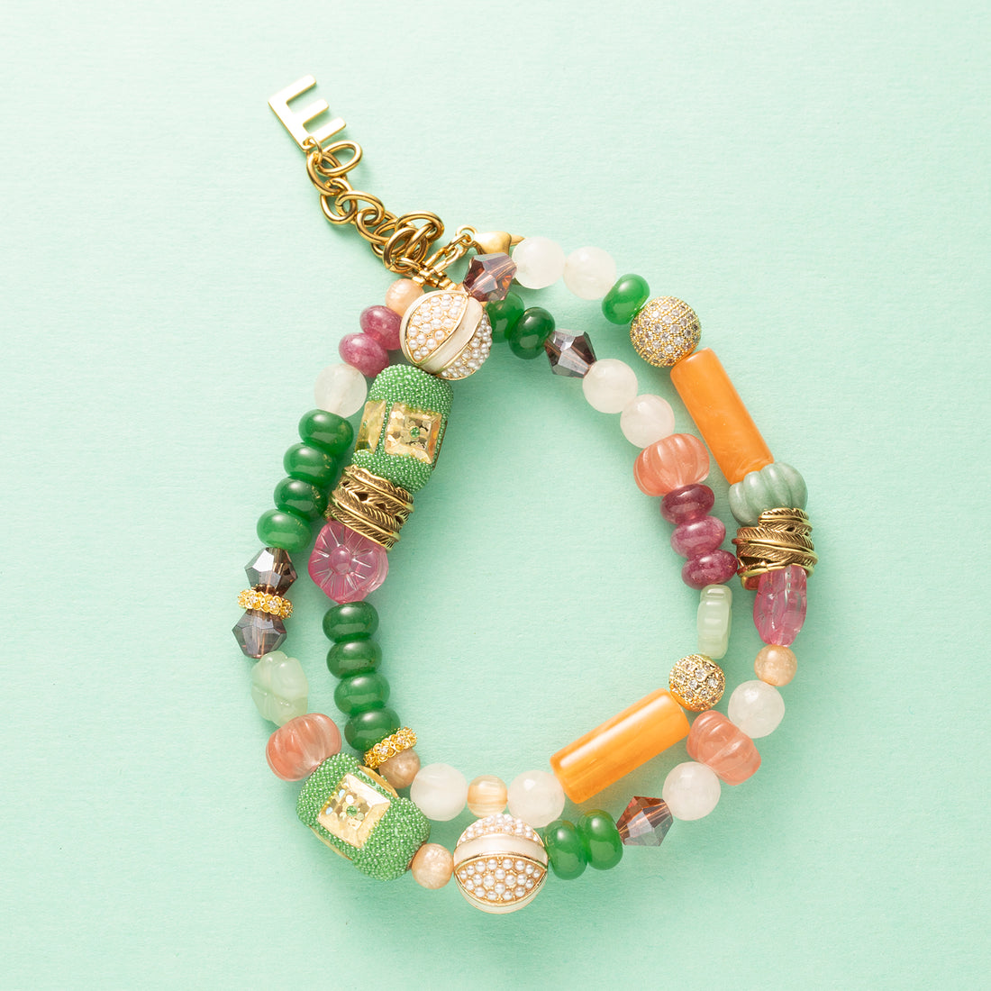Laat je meevoeren in een dromerige zomerwereld met Wildflower Dreams – een handgemaakte statement ketting in kleurrijke boho-stijl. Deze unieke ketting combineert grote natuursteen kralen, fonkelende zirkonia’s en glaskralen in warme tinten zoals groen, warm oranje, paars, roze en wit. De combinatie van natuurlijke materialen en sprankelende accenten geeft deze ketting een speelse én elegante uitstraling.