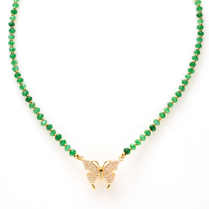 Voeg een vleugje magie toe aan je look met Butterfly Sparkle. Deze elegante kralenketting is verkrijgbaar in drie variaties:

🤍 met glanzende zoetwaterparels
🌿 met groene natuursteenkralen
🌸 met zachte roze natuursteenkralen

Alle drie zijn ze afgewerkt met een sprankelend detail: een vlinderslot vol schitterende zirkonia steentjes, subtiel geplaatst aan de voorkant. De verborgen magneetsluiting maakt het niet alleen praktisch, maar ook een echte eyecatcher.