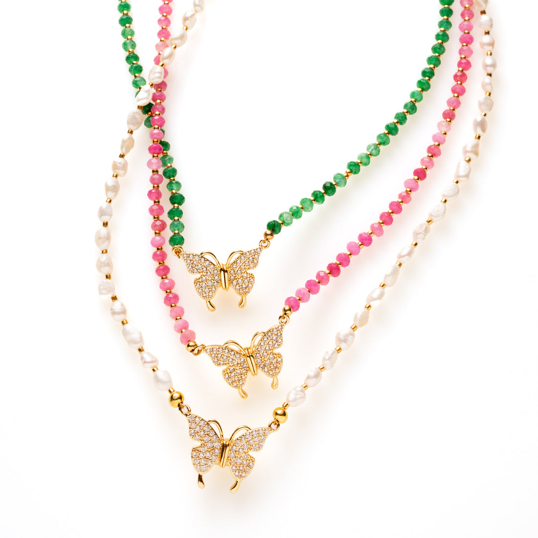 Voeg een vleugje magie toe aan je look met Butterfly Sparkle. Deze elegante kralenketting is verkrijgbaar in drie&amp;nbsp;variaties:

🤍 met glanzende zoetwaterparels
🌿 met groene natuursteenkralen
🌸 met zachte roze natuursteenkralen

Alle drie zijn ze afgewerkt met een sprankelend detail: een vlinderslot vol schitterende zirkonia steentjes, subtiel geplaatst aan de voorkant. De verborgen magneetsluiting maakt het niet alleen praktisch, maar ook een echte eyecatcher.