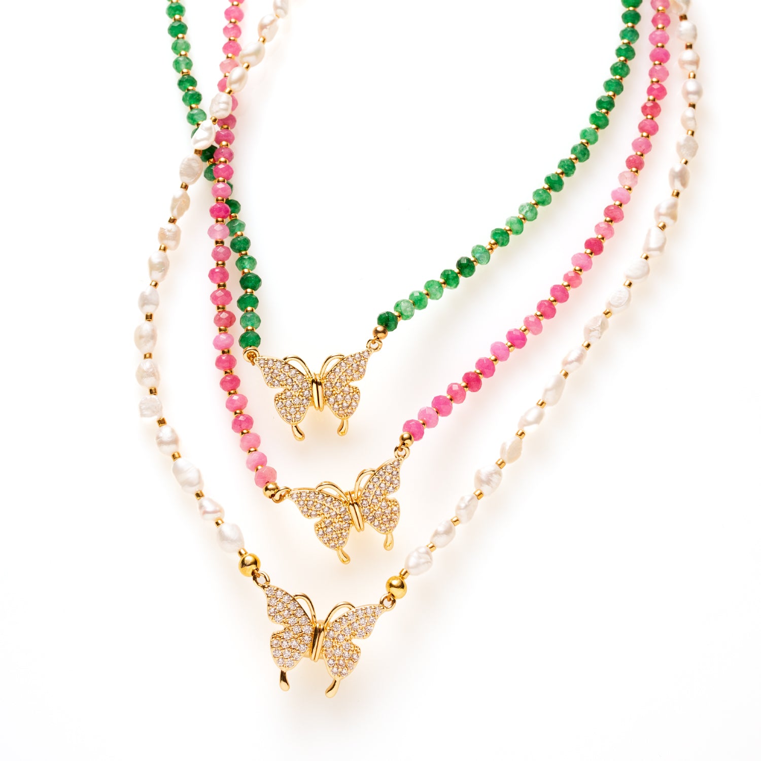 Voeg een vleugje magie toe aan je look met Butterfly Sparkle. Deze elegante kralenketting is verkrijgbaar in drie&amp;nbsp;variaties:

🤍 met glanzende zoetwaterparels
🌿 met groene natuursteenkralen
🌸 met zachte roze natuursteenkralen

Alle drie zijn ze afgewerkt met een sprankelend detail: een vlinderslot vol schitterende zirkonia steentjes, subtiel geplaatst aan de voorkant. De verborgen magneetsluiting maakt het niet alleen praktisch, maar ook een echte eyecatcher.